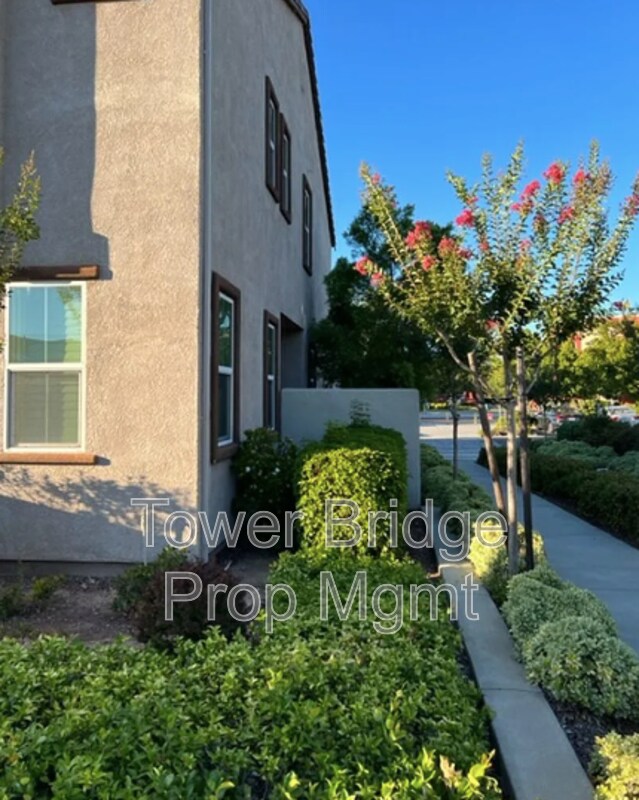 Building Photo - 3057 Village Park Dr