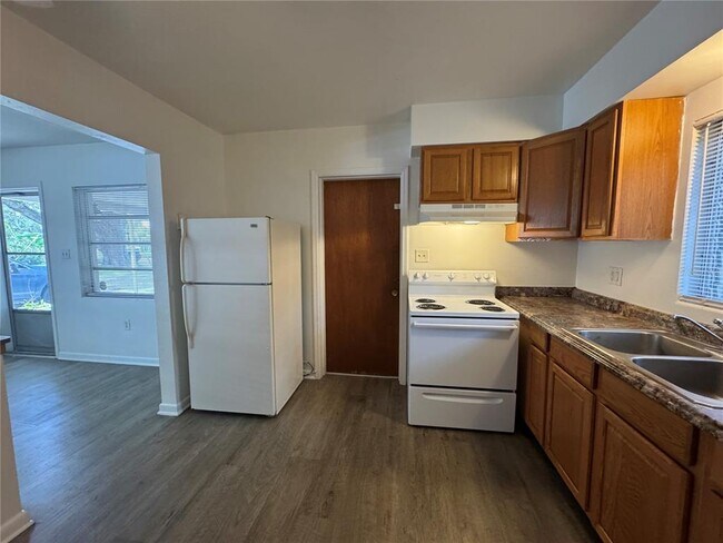 Building Photo - 1307 N Fern Creek Ave