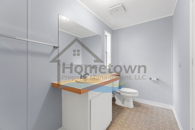 Building Photo - 3 Bedroom 2 Bathroom Home with Off-Street ...