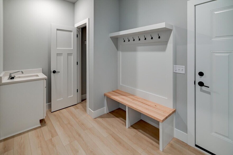 Building Photo - 2949 Blue Grass Dr