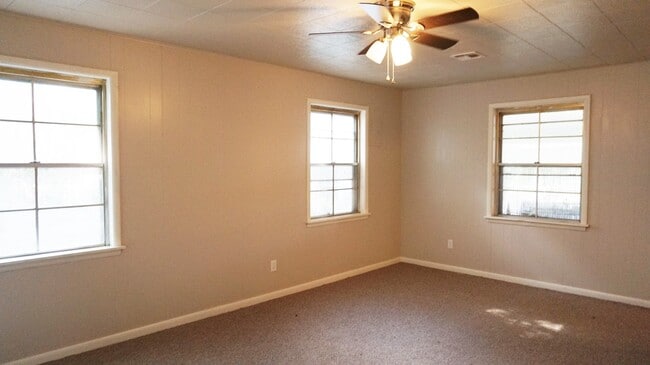 Building Photo - 4 BED 2 BATH 1 CAR GARAGE PLUS CARPORT IN STEVE PENNINGTON ADDITION