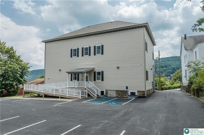 Building Photo - 418 W Race St