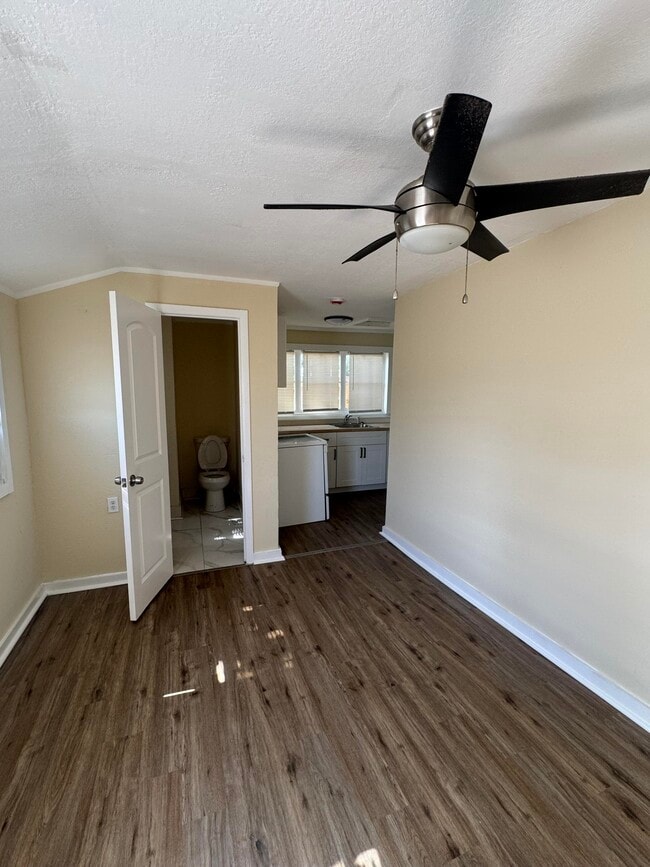 Primary Photo - 1112 S G St