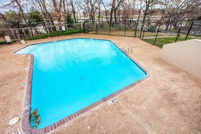 Building Photo - 4 Oakbrook Dr