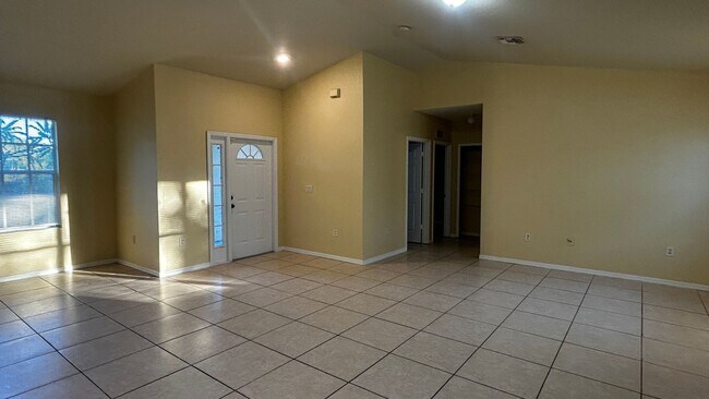 Building Photo - Charming 3-Bed, 2-Bath Home in Lehigh Acre...