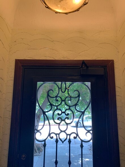 Building Photo - 802 N Sweetzer Ave