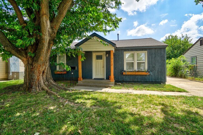 Primary Photo - 712 Dakota St