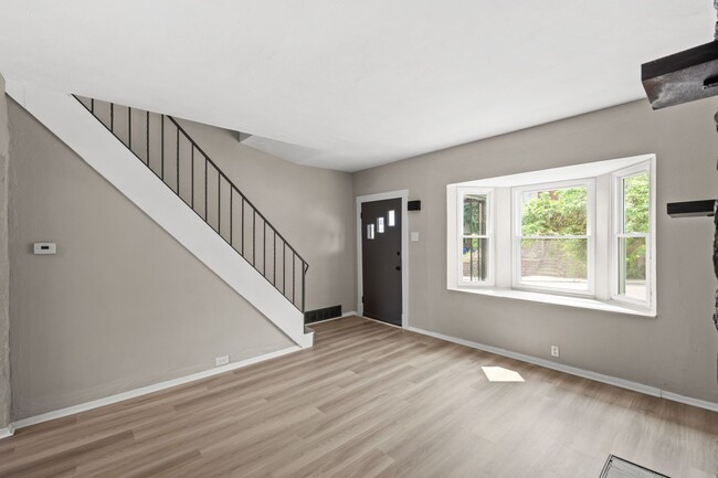 Building Photo - Stunning 2 bedroom home in Carrick availab...