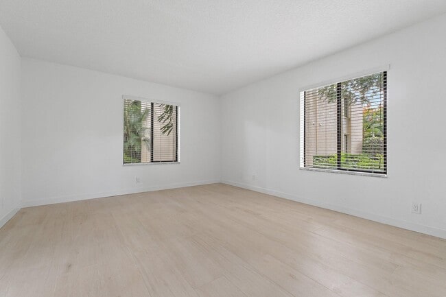 Building Photo - 150 Pineview Rd