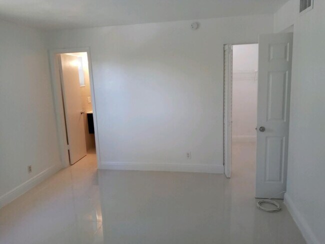 Building Photo - 3120 N Pine Island Rd