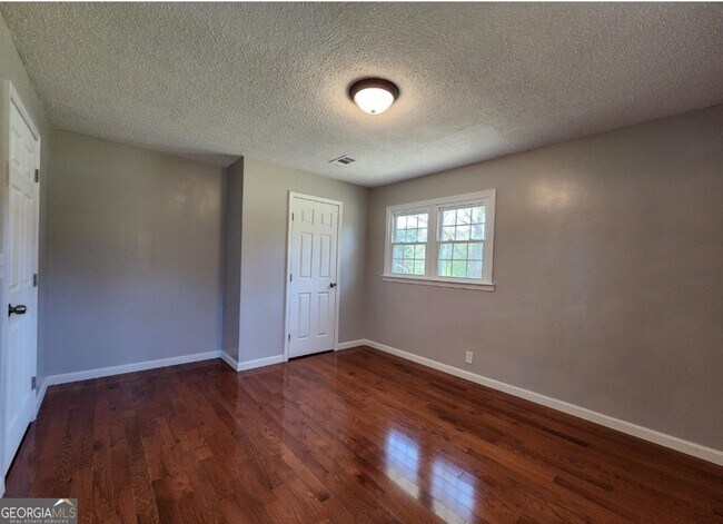 Building Photo - 2602 Lake Harbin Rd