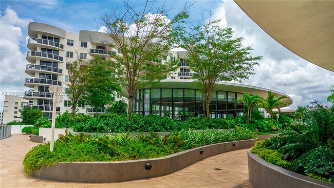 Building Photo - 700 NE 24th St