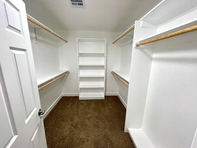 Building Photo - Gorgeous 2-Story Home with Golf Course Views and Modern Amenities!