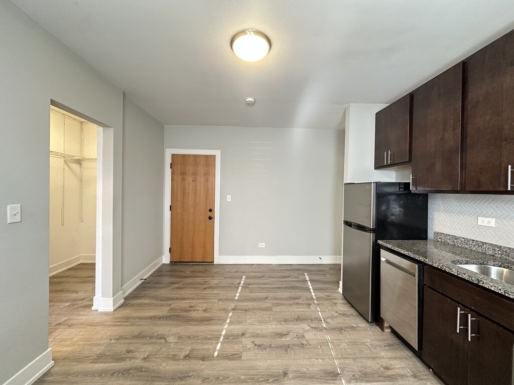 Building Photo - 533 W Belden Ave