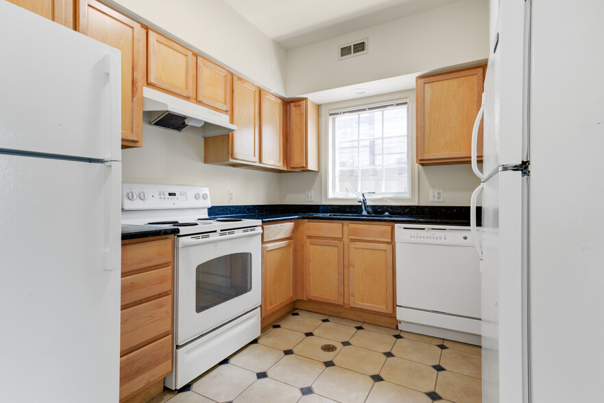 Building Photo - 727 South Forest Avenue
