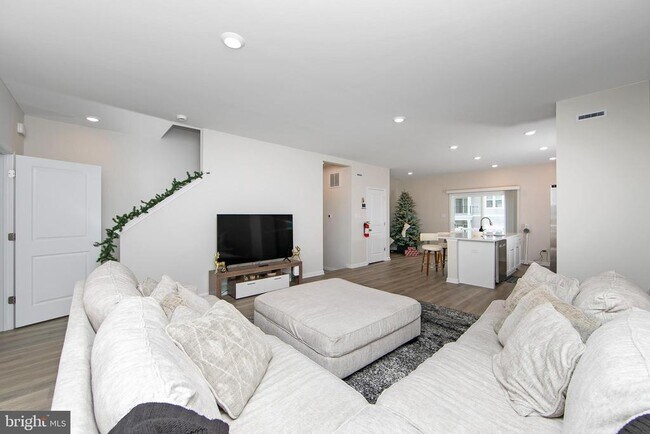 Building Photo - 272 Macoun Way