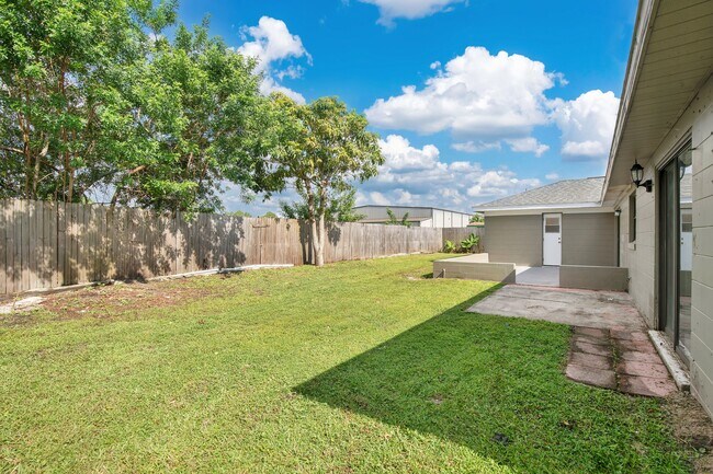Building Photo - 398 Buttonwood Dr