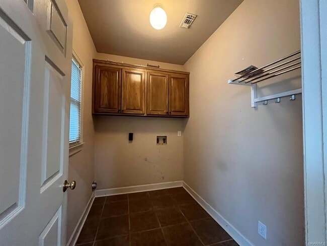Building Photo - 8839 Sturbridge Dr