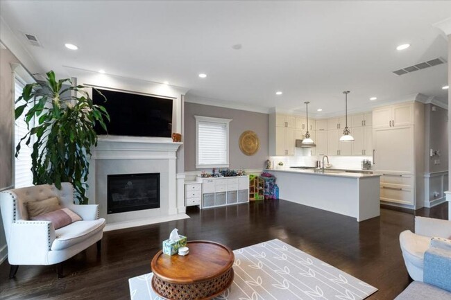 Building Photo - 2 bedroom in Chicago IL 60657