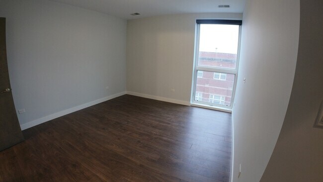 Building Photo - 3301 N Sheffield Ave