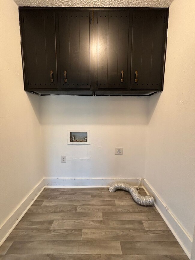 Building Photo - 2 bedroom 2 full bath 1 car garage availab...