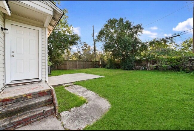 Building Photo - 9306 Chesterfield Dr