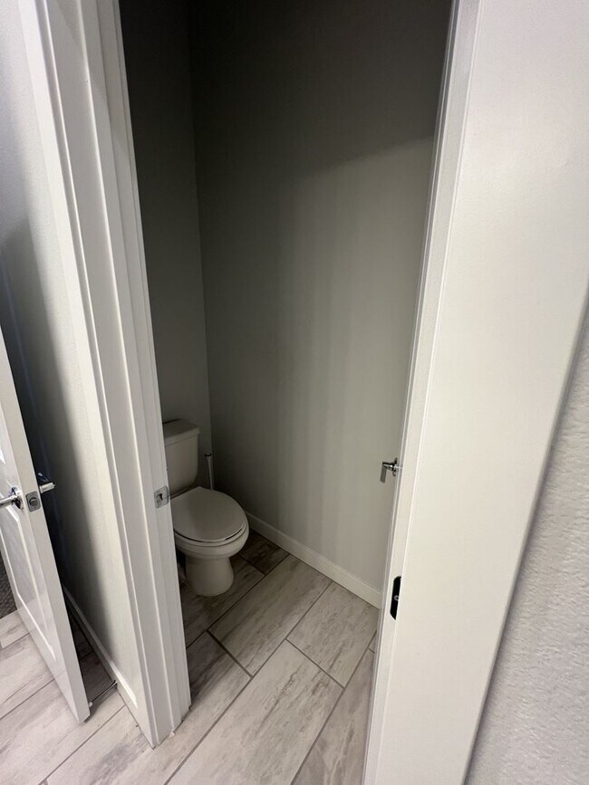 Building Photo - 3/BD 2.5/BA Sleek Townhome with High Ceilings, Balcony, and Prime Community Amenities!