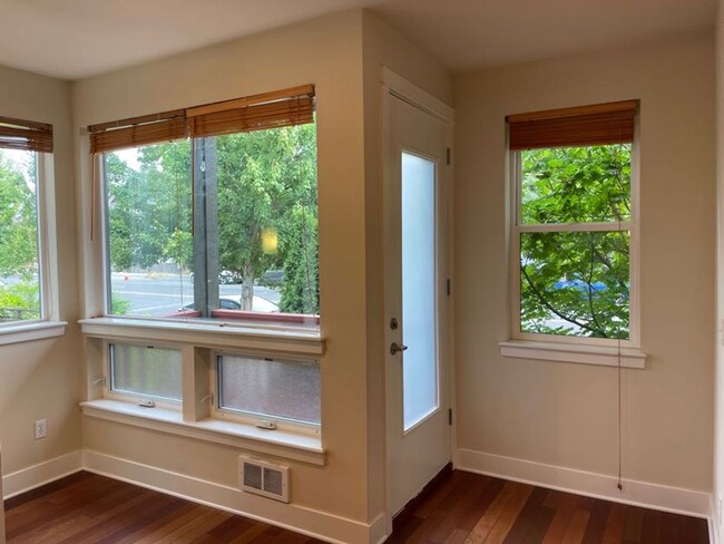 Building Photo - Light and Bright Greenwood Townhouse