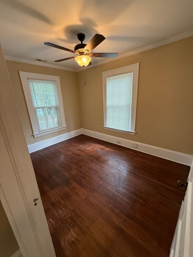 Building Photo - Bungalow in Charlotte with 2 bedrooms, 2 baths
