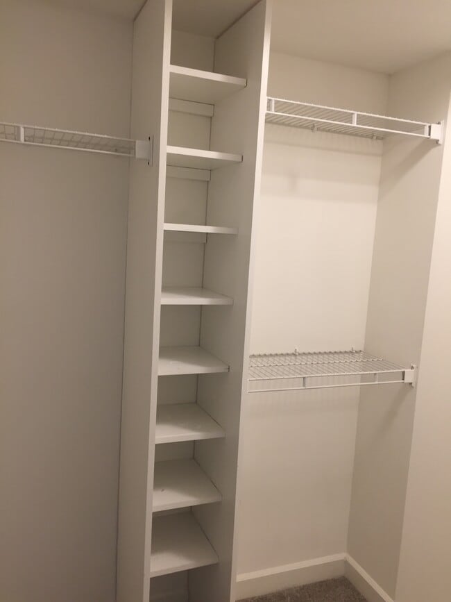 Building Photo - 2724 Hidden Dr