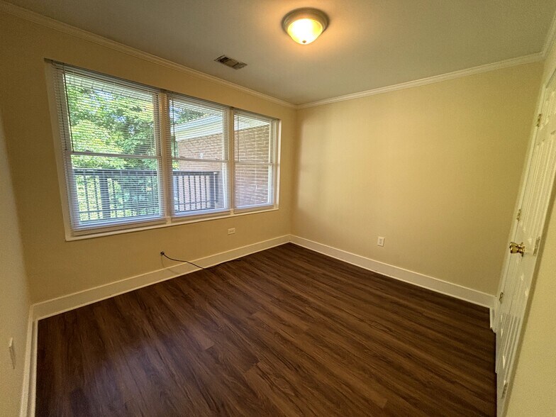 Building Photo - 950 Venita Dr