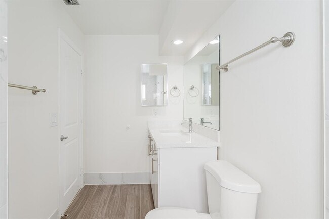 Building Photo - 302 NE 36th St