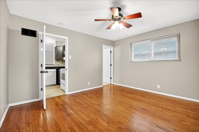 Building Photo - Eeeeeeeeee!