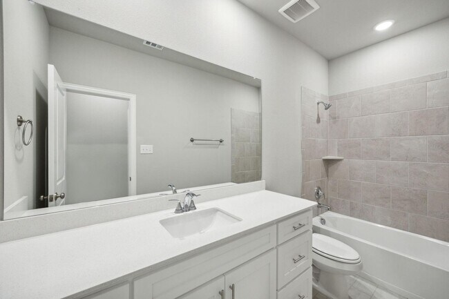 Building Photo - Prime Location Available First of November