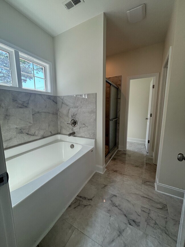Building Photo - 645 Glensford Dr