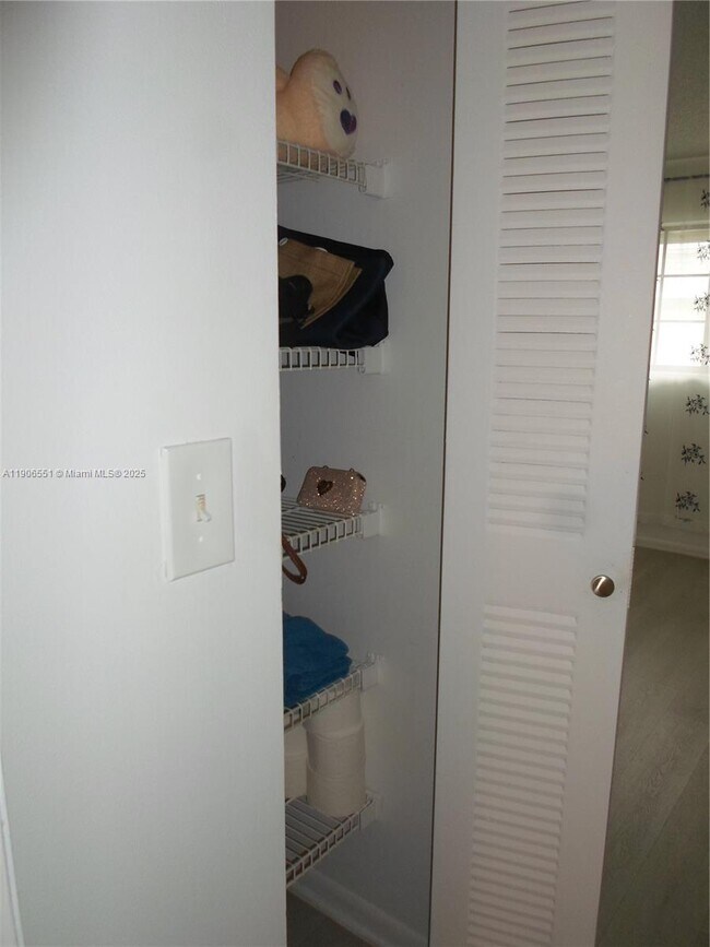 Building Photo - 20760 NE 4th Ct