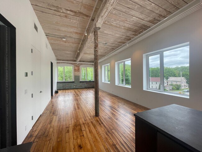 Building Photo - 520 State Rd