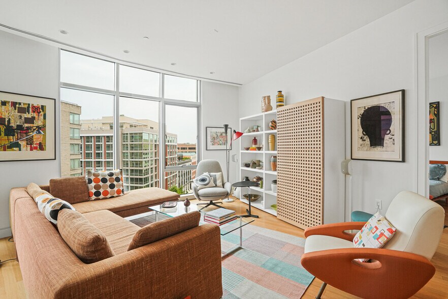 LR/DR - 1177 22nd St NW