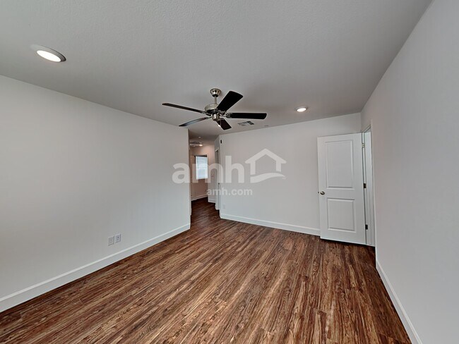 Building Photo - 10076 Roseum Ct