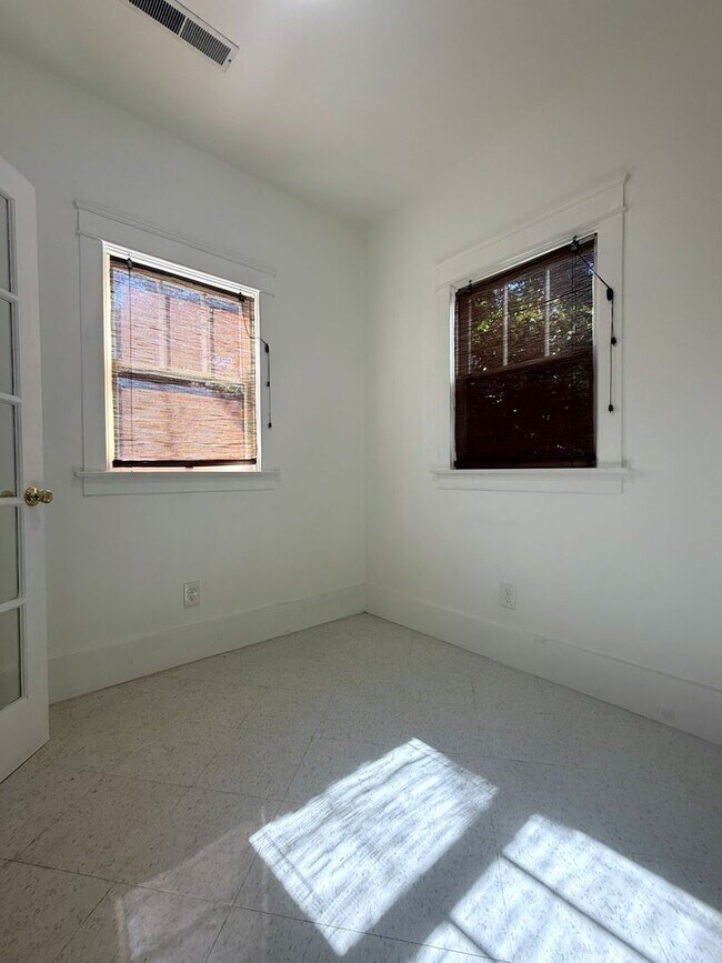 Building Photo - 838 W 19th St