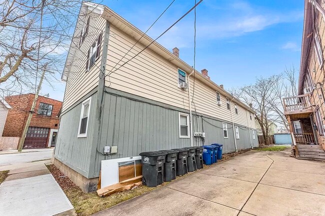 Building Photo - 2120 Robin St
