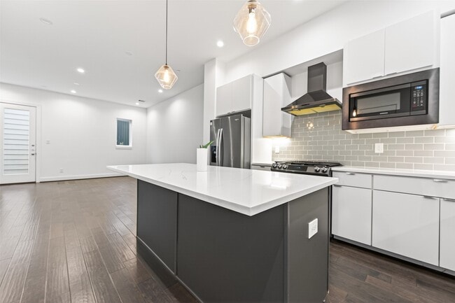 Building Photo - 5841 Dolores St