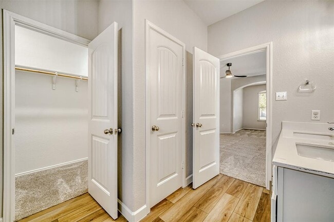 Building Photo - 301 Serpentine Ln