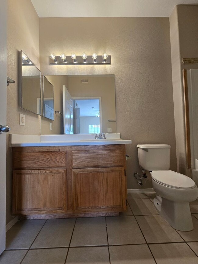 Building Photo - A Fabulous 2 Bedroom Downstairs Condo Cent...