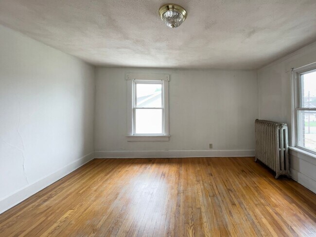 Building Photo - Space, Comfort & Location—Minutes from Ball State