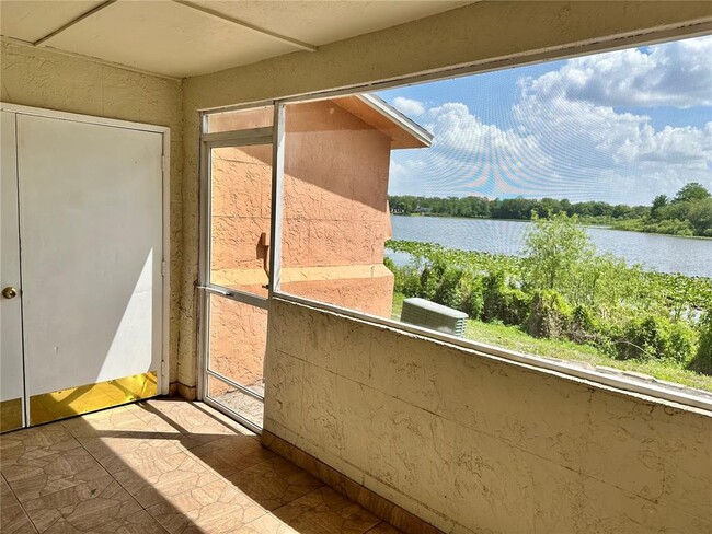 Building Photo - 4010 Versailles Dr