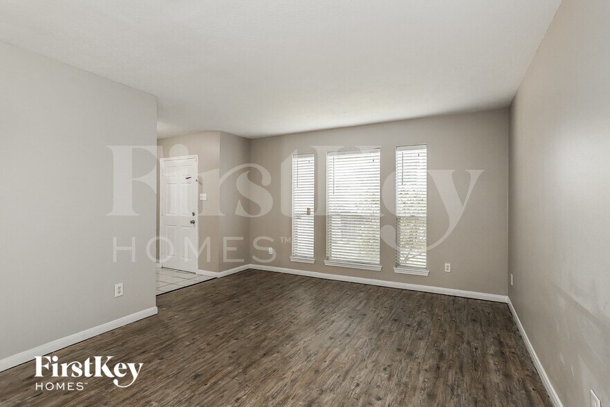 Building Photo - 518 Foxglove Dr