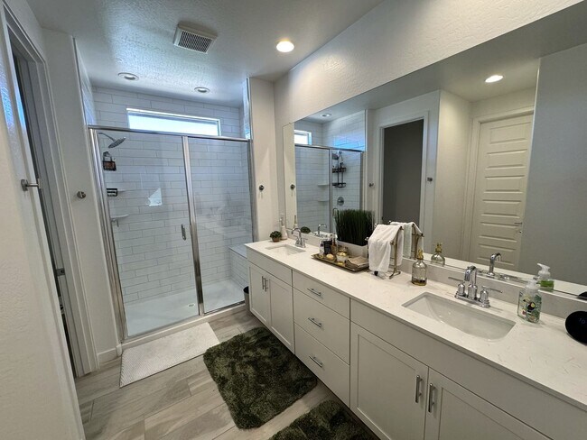 Building Photo - 2024 Beautiful Furnished 3 Bedroom 2 Bath with Private Suite near Sports Venues