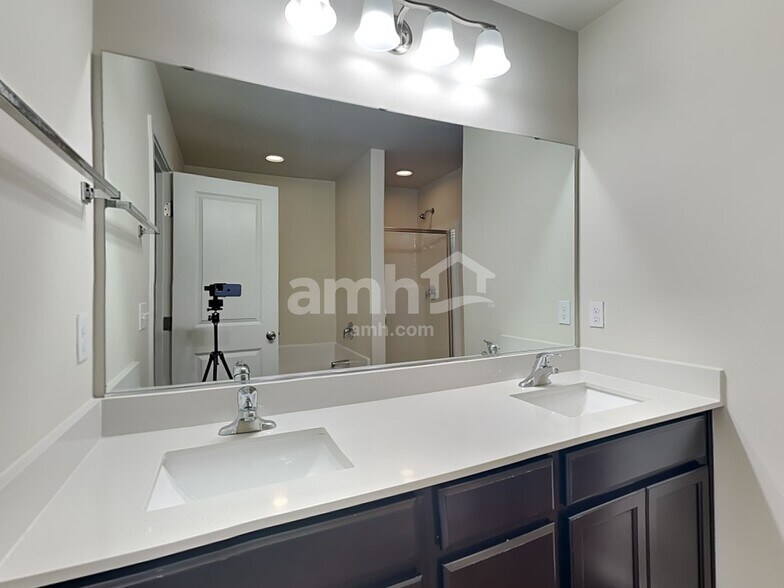 Building Photo - 18946 Lipoma Ave E