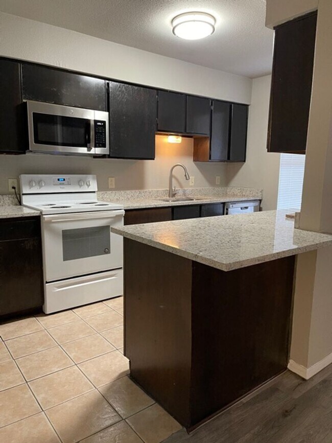 Building Photo - 919-921 West Rochelle Road